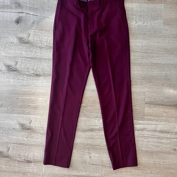 Luxurious Red Suit with Notched Lapel and Textured Fabric - Picture 3 of 10